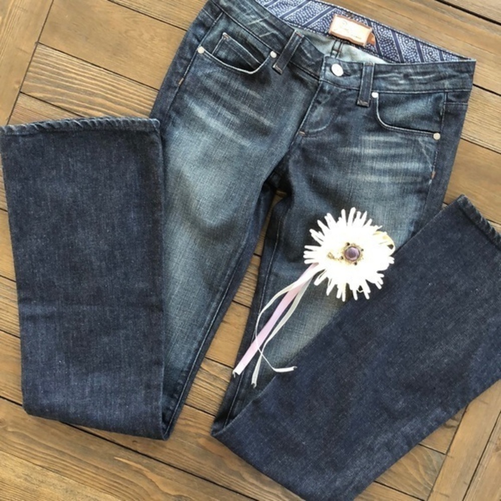 Paige like new Laurel canyon low rise bootcut jean